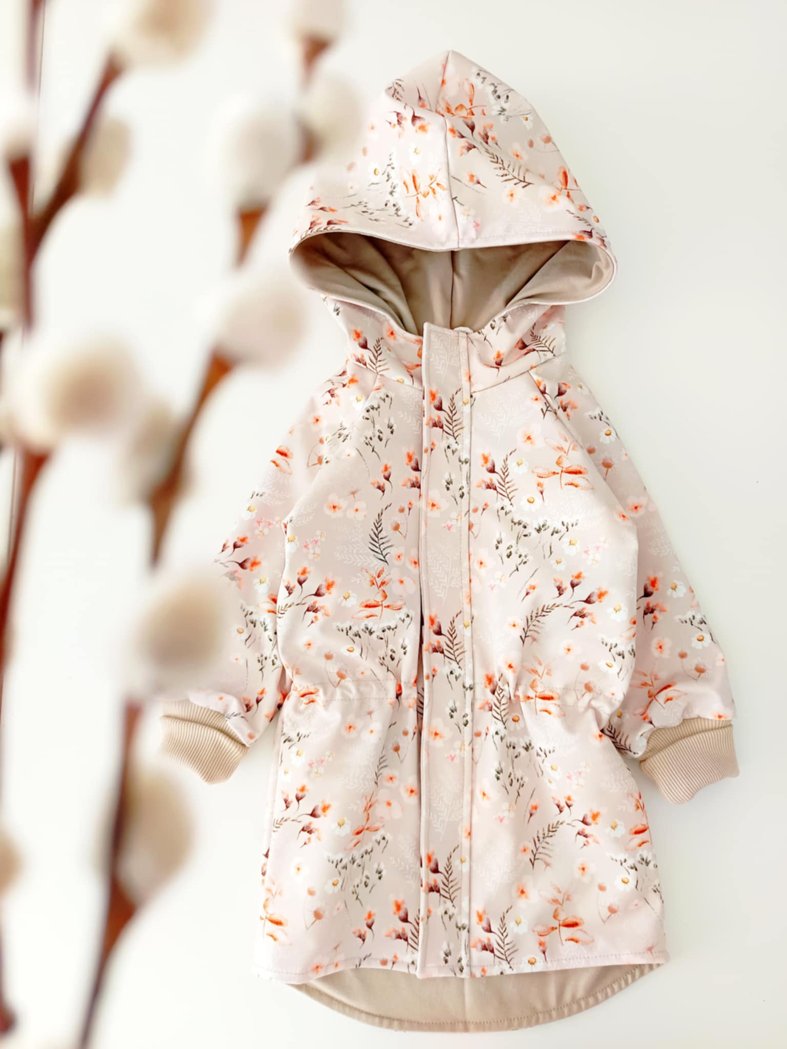 Prechodná softshell bunda Kvietky na béžovej 